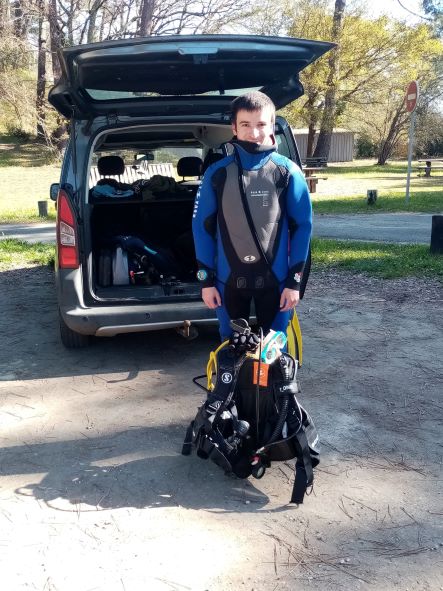 Gwendal in a wetsuit preparing to dive