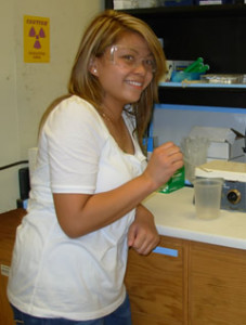 Photo of Hoa Bui in the lab