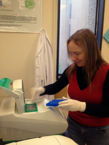 Photo of Nadine Jungnick using a PCR machine