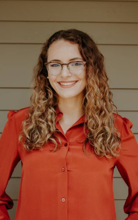 Headshot of Victoria smiling