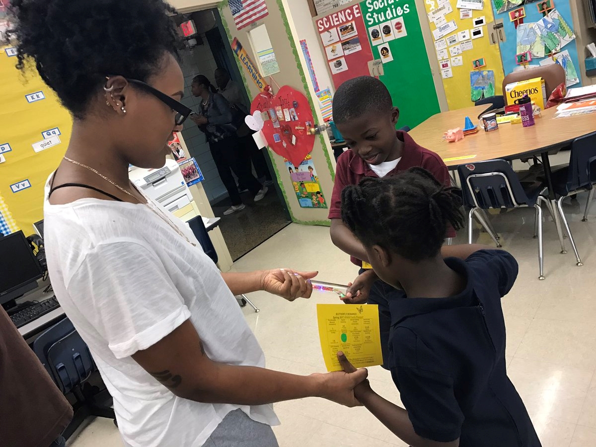 Teisha interacting with and teaching elementary kids neuroscience