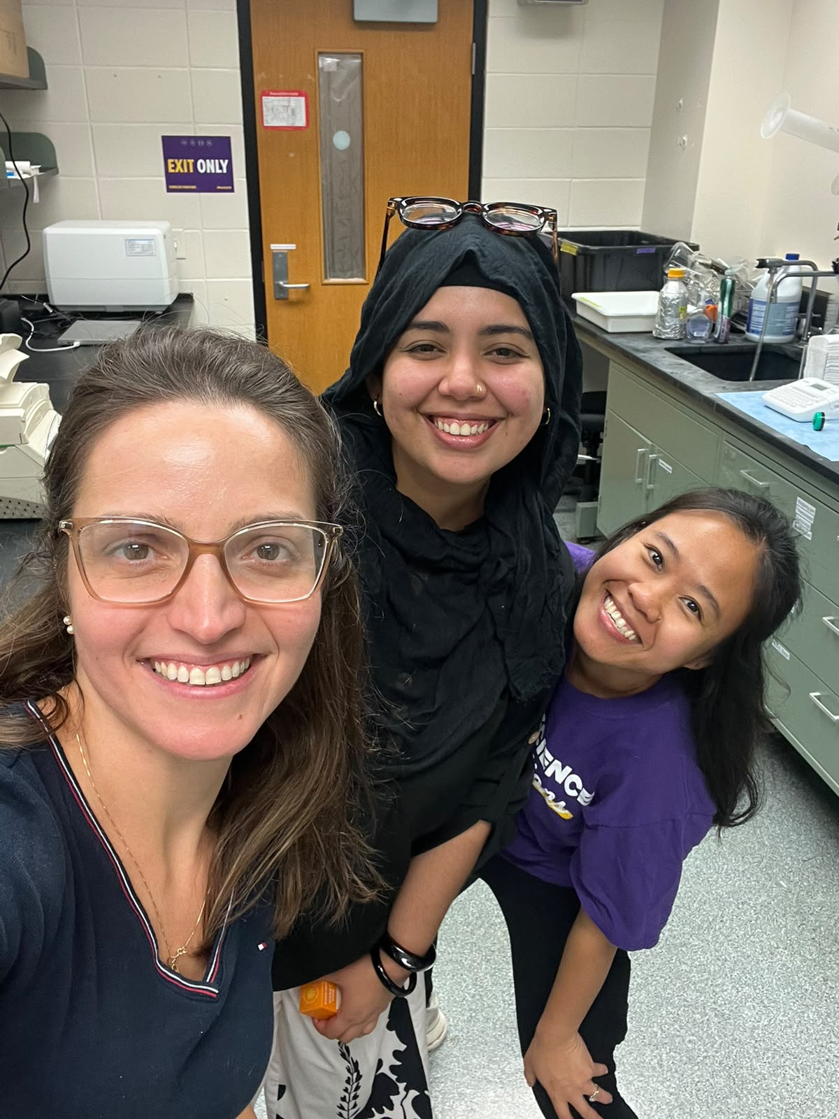 Selfy day Three lab member: Fabianna, Amanta and Numwan are taking selfy.